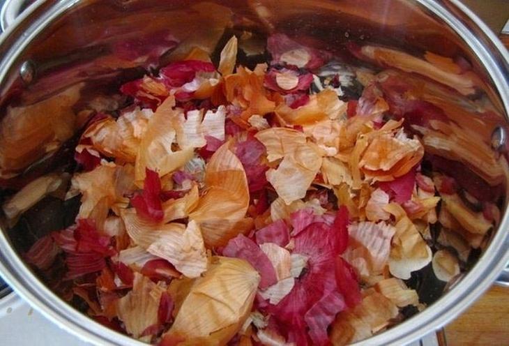 Готовим отвар луковой шелухи для полива огурцов