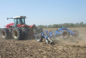 На фото - вспашка земли культурным плугом, agrolain.ru