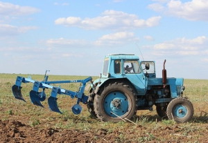 На фото - лемеха с отвалами для обработки земли, avto-motor.com.ua